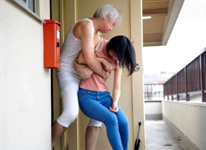 Cô vợ trẻ của con trai bị bố chồng già ép quan hệ