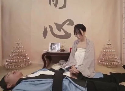 Nữ tu trẻ giúp vị đạo sĩ bị thương