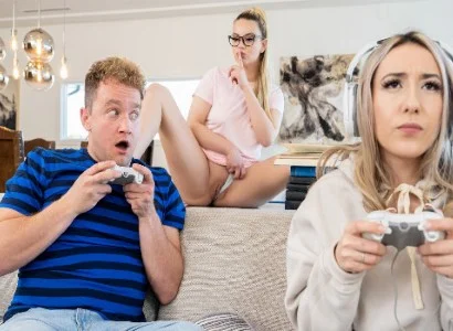 cô bé bị bạn thân tranh giành người yêu vì quá mê game