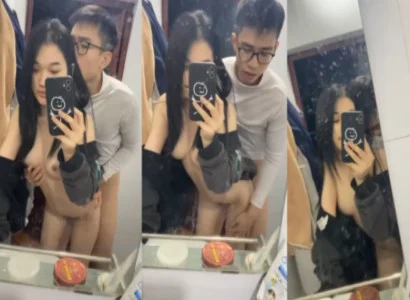 Cặp đôi sinh viên trẻ đang ân ái nhau trước gương