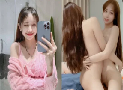 Cặp đôi bạn thân là Lâm Thái Vy và bạn của cô ấy móc bím cùng nhau trong buổi phát trực tiếp