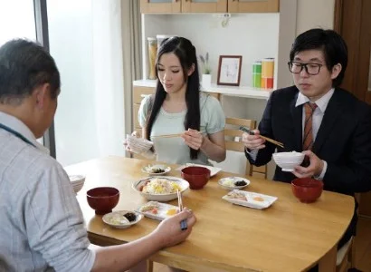 Quá nứng, cô con dâu banh vùng kín ra cho bố chồng quan hệ